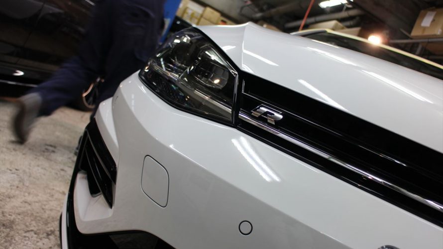VolksWagen! GolfRにルーフラッピング&カーボンコート!
